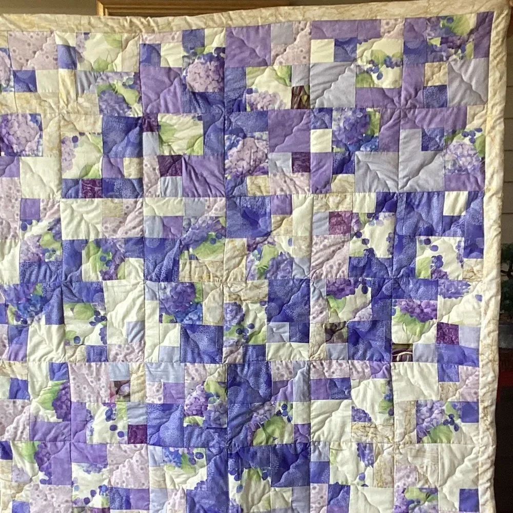 NWT Hand Crafted Gorgeous Shades of Purple, Cream and Gold Hydrangea Print Quilt